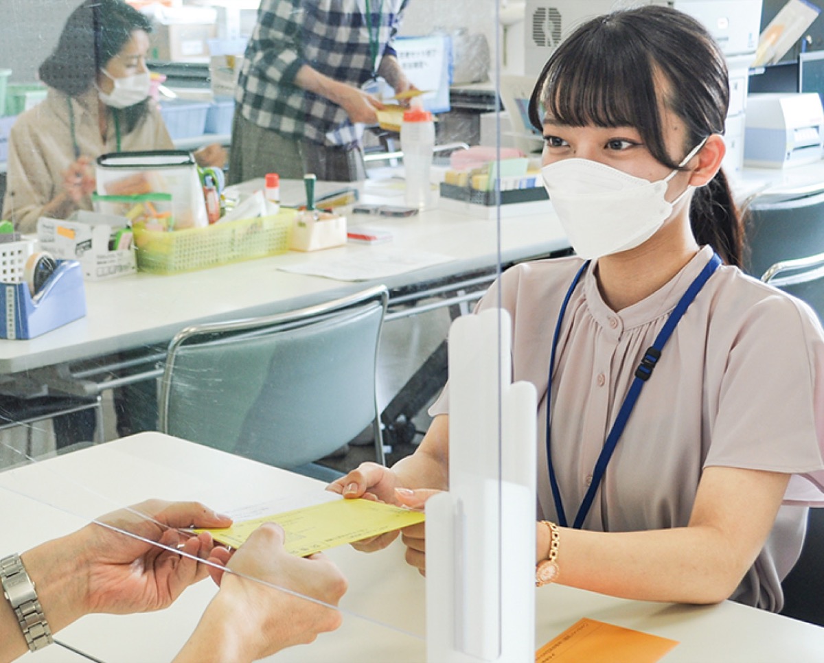 不在者投票の業務にあたる前林さん