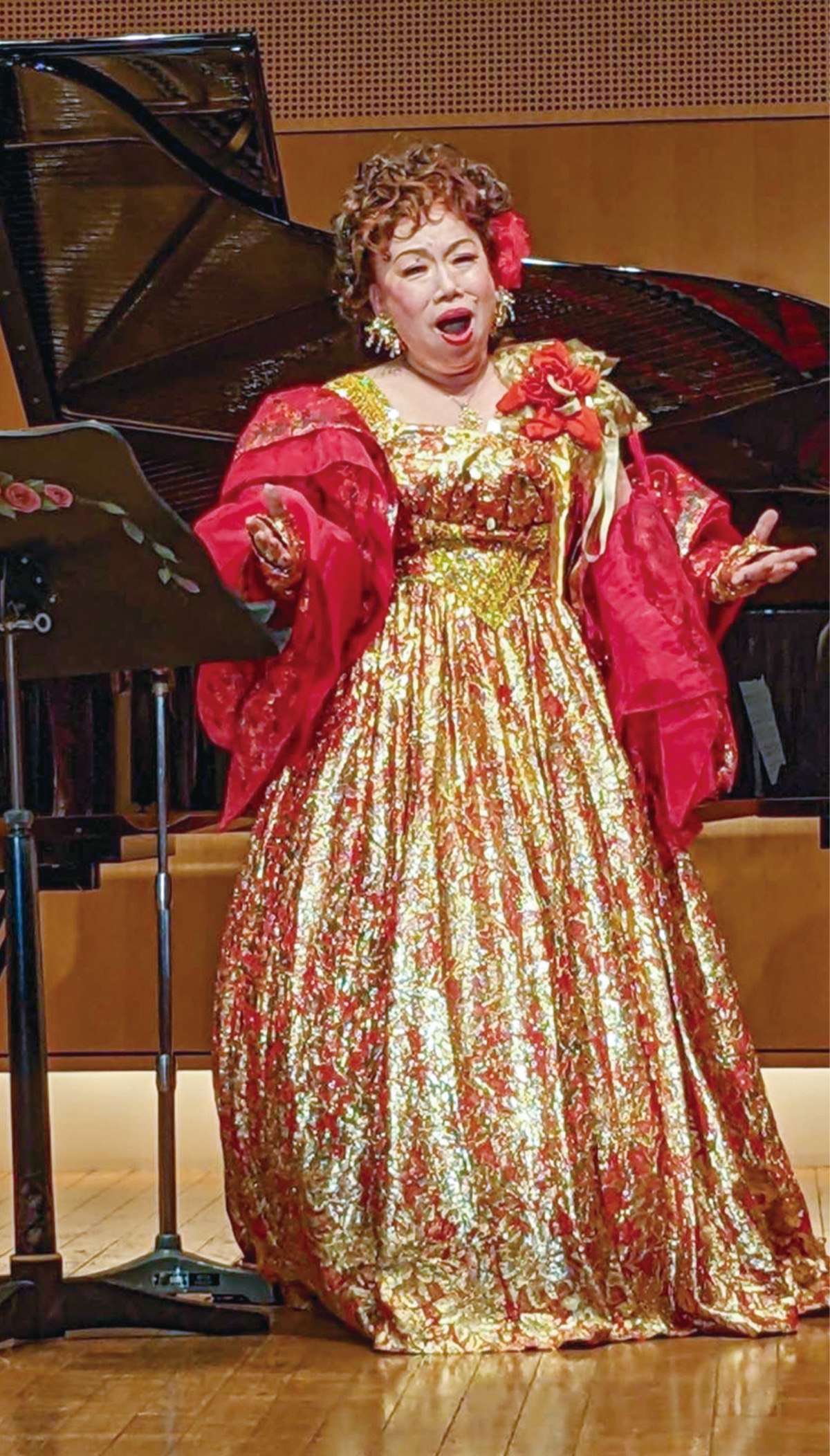 区内在住ソプラノ歌手 古渡さん、圧巻の歌声 「虹色コンサート」に約