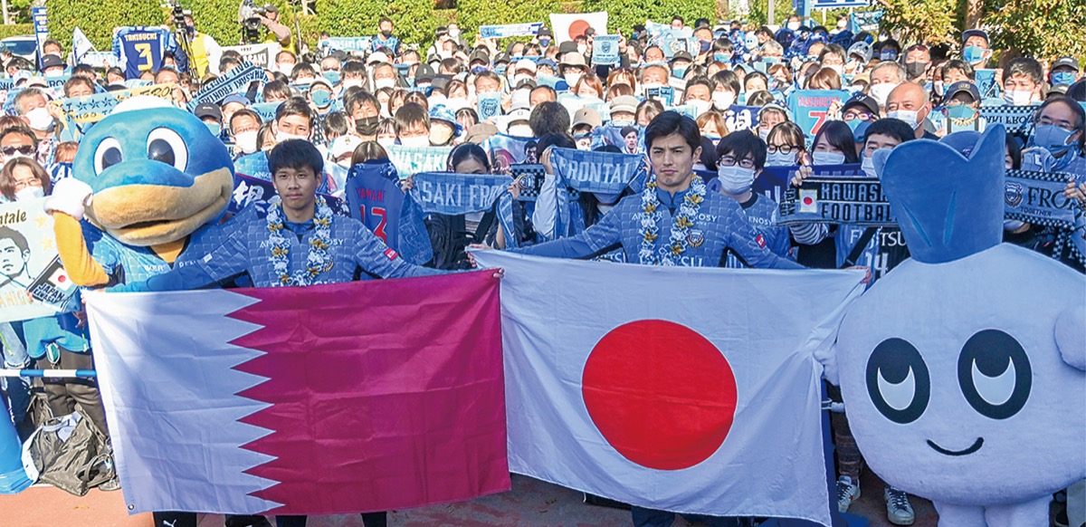 国旗を持つ山根選手(左)、谷口選手