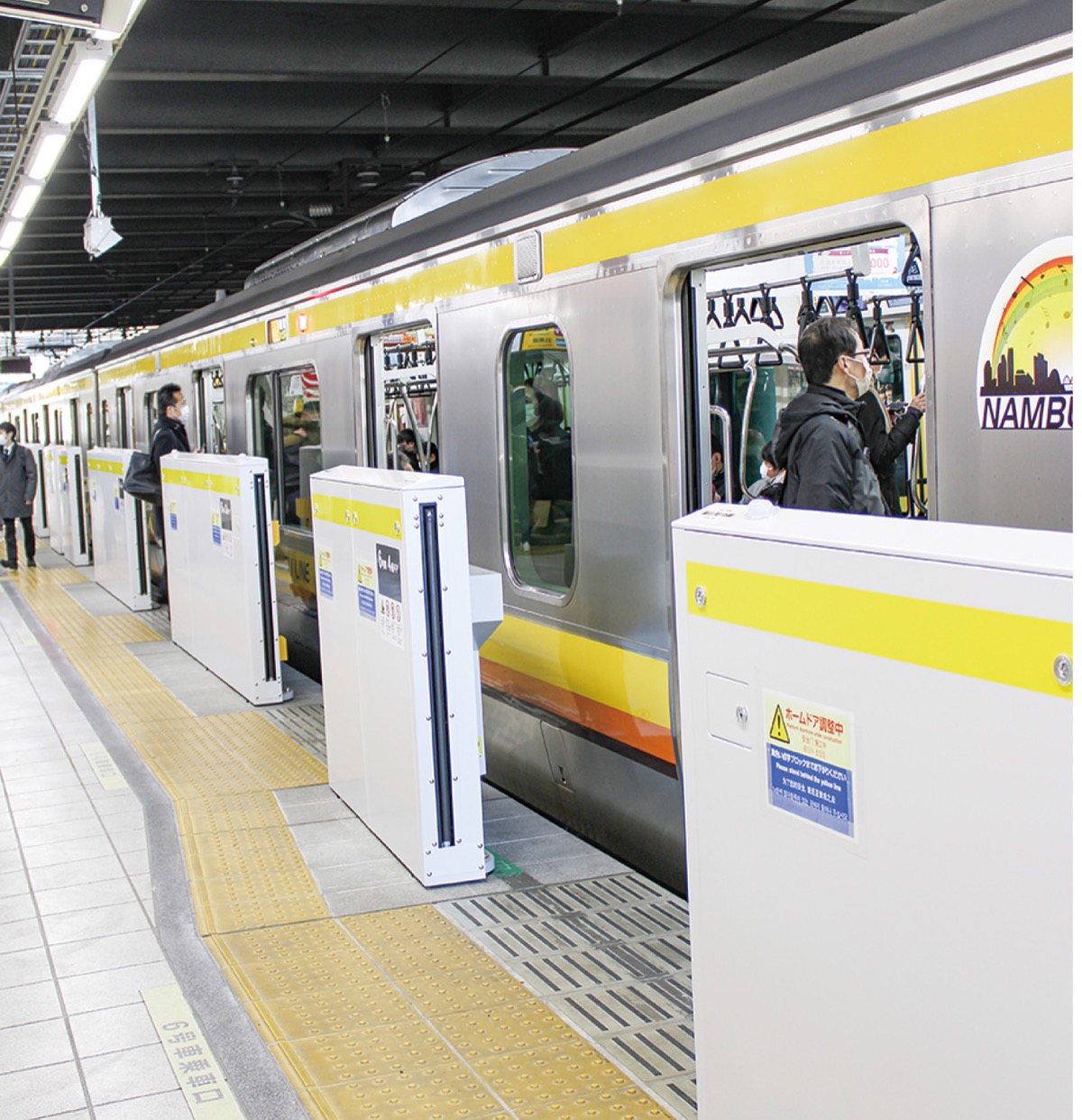 武蔵小杉駅に設置された従来型ホームドア