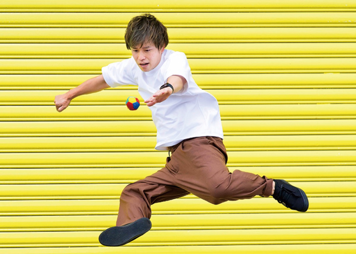 パフォーマンスを披露するプロフットバッグプレイヤーの石田太志さん ©川崎フロンターレ