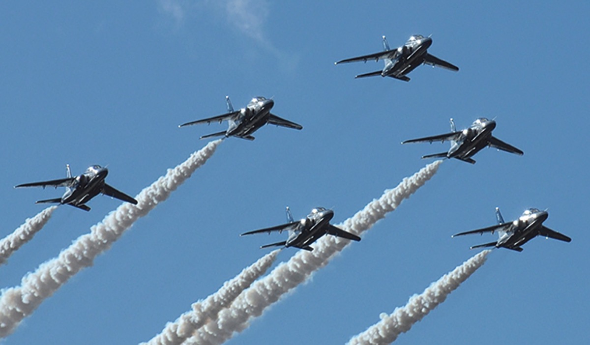 航空自衛隊のブルーインパルス＝市提供