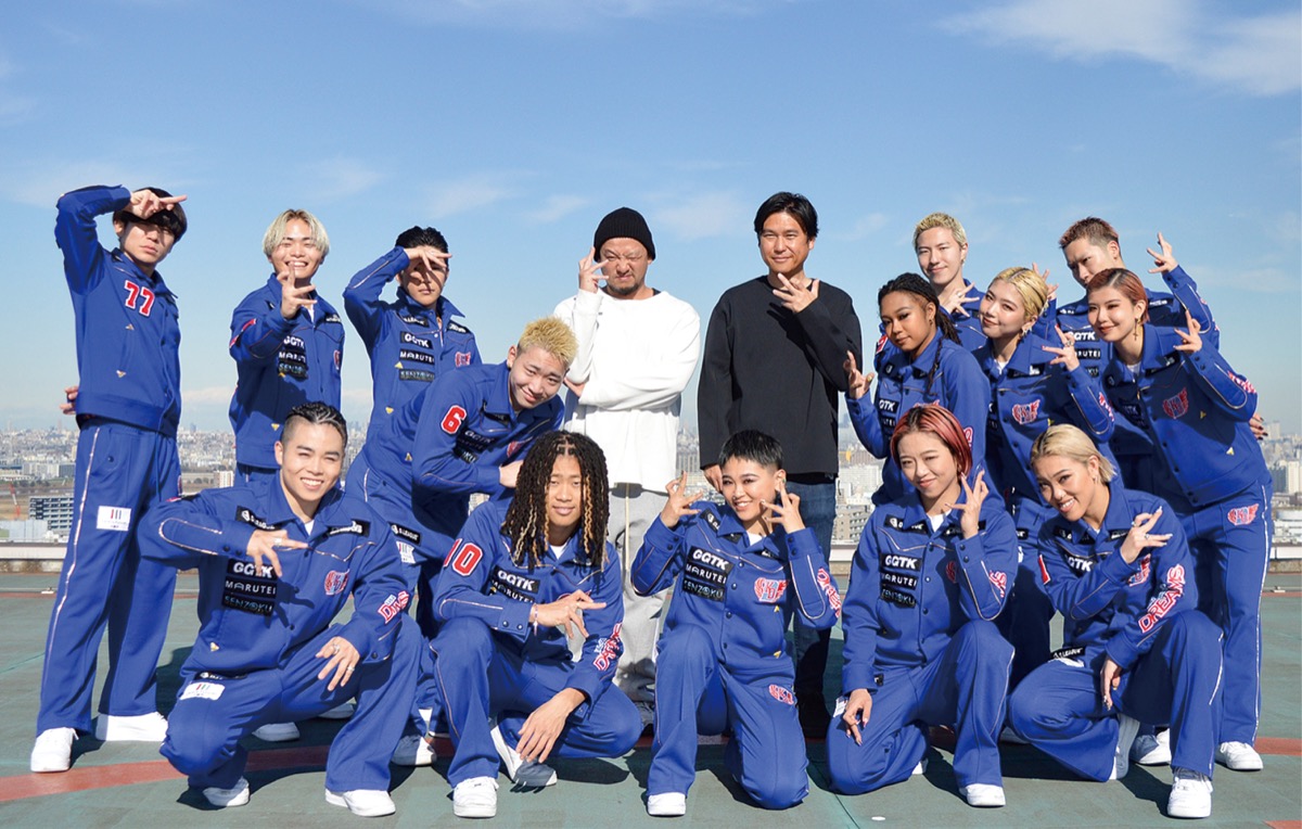 ＫＡＤＯＫＡＷＡ ＤＲＥＡＭＳのメンバーと持田社長（後列中央右）ら