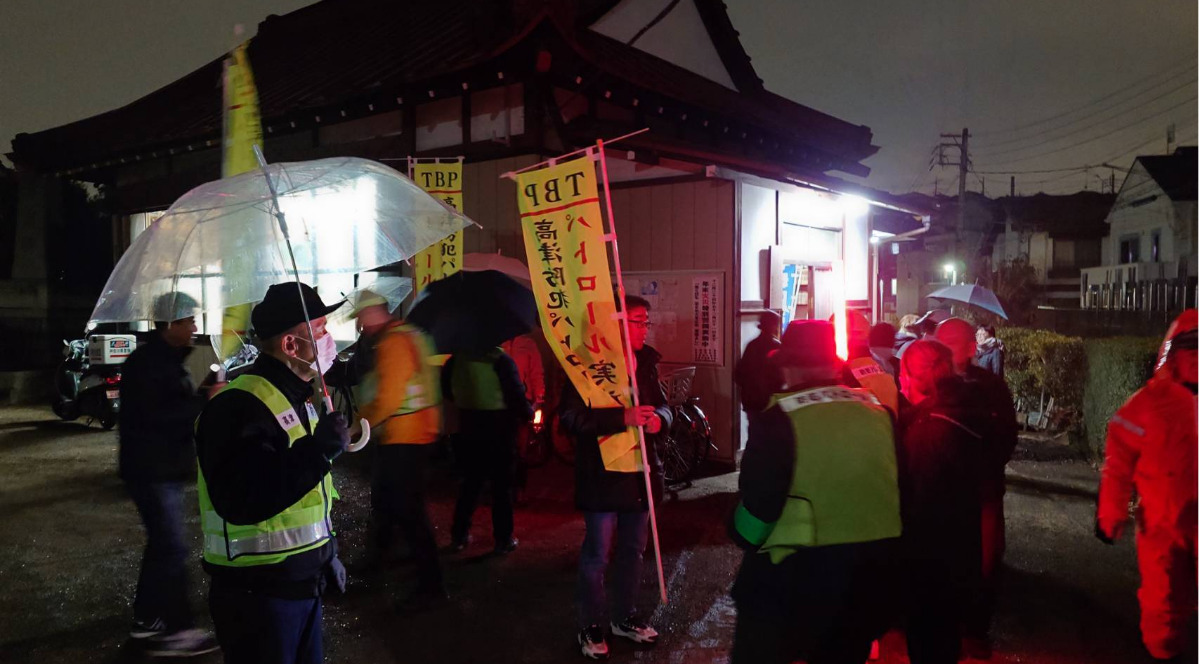 パトロールを行う子母口北町会のメンバーら