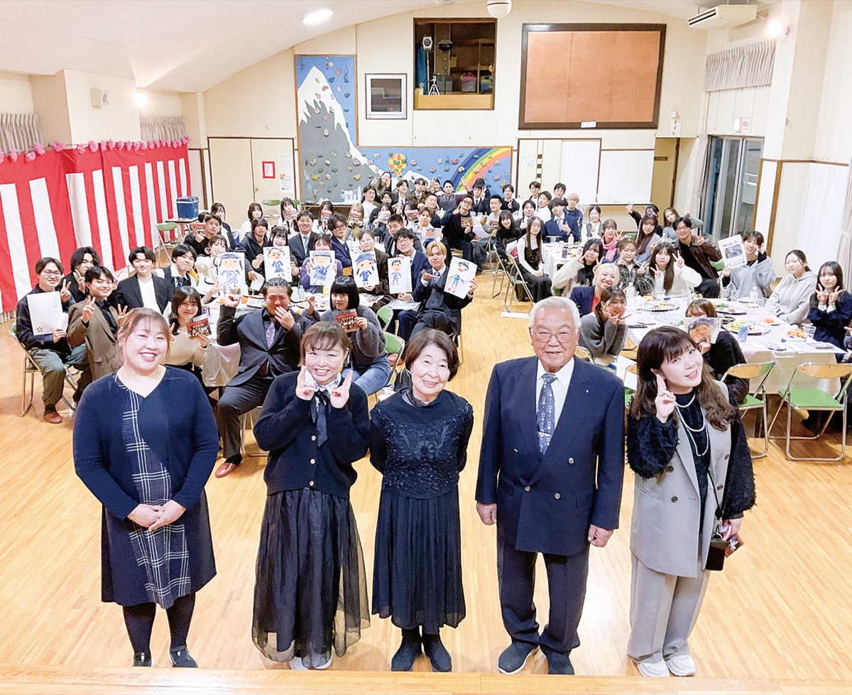 二十歳の卒園生をお祝い