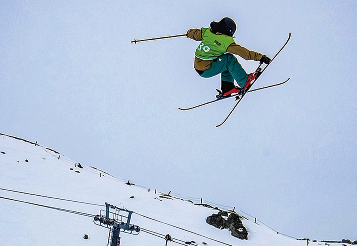 ジャンプを決める古賀選手