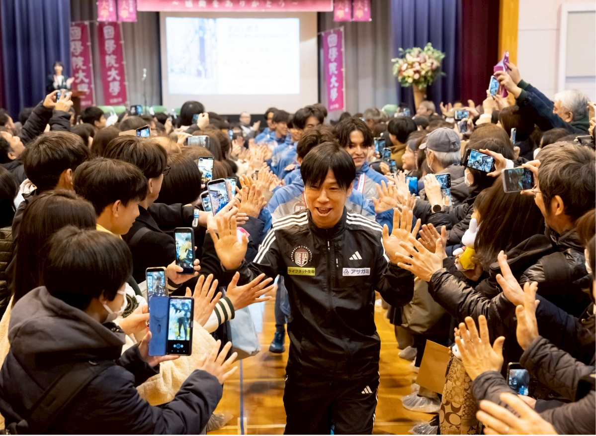 握手で見送る参加者ら