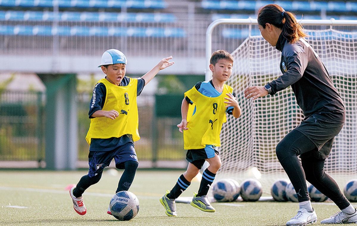 プレーするスクール生