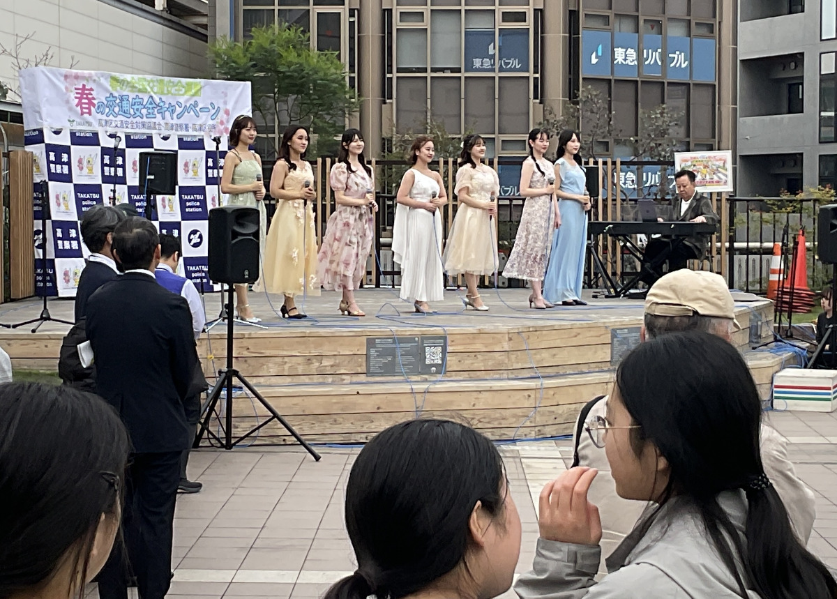 大学生による歌唱も披露された