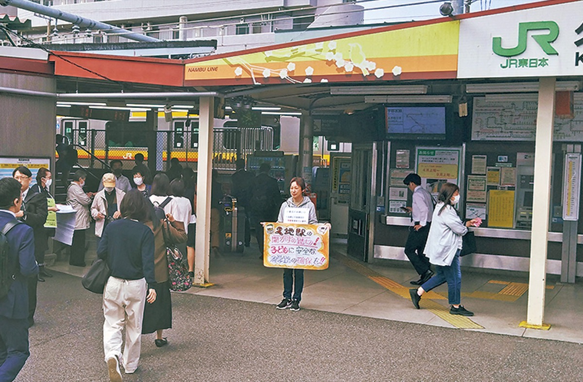 署名活動の様子