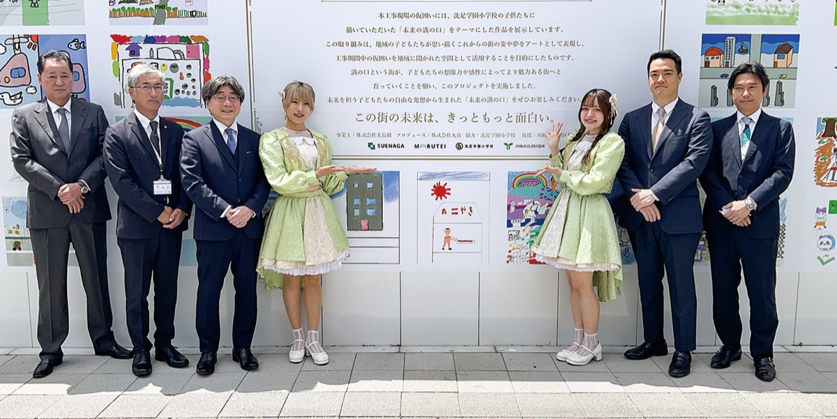 プロジェクトのメッセージボードを囲む関係者ら