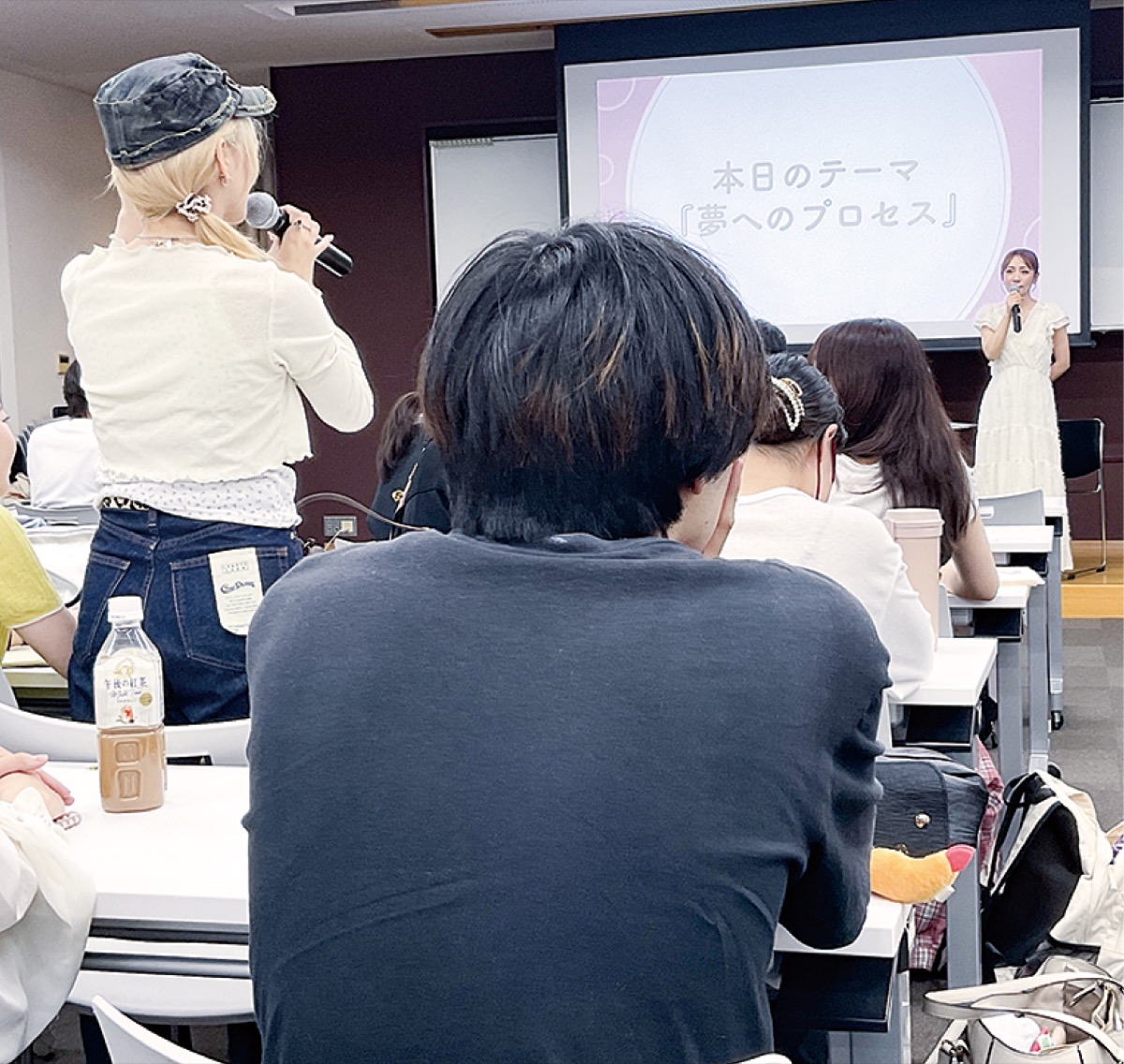 学生の質問に答える場面も