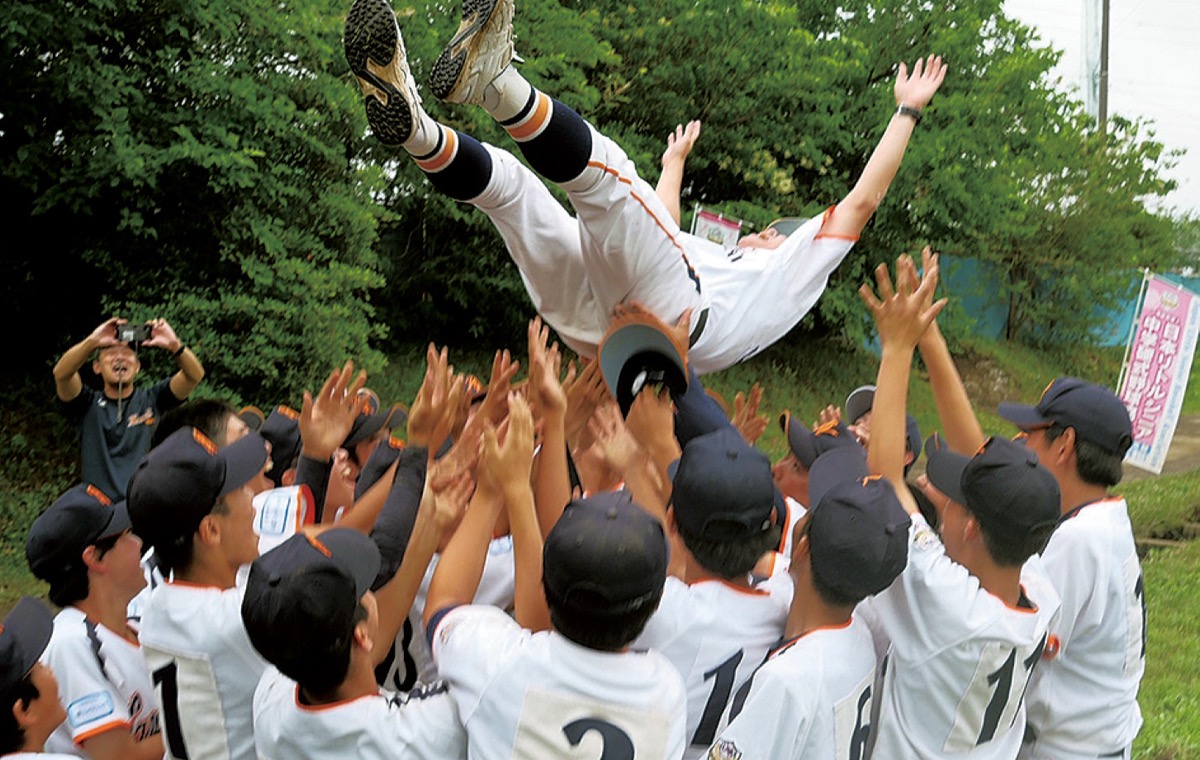 監督を胴上げする選手たち