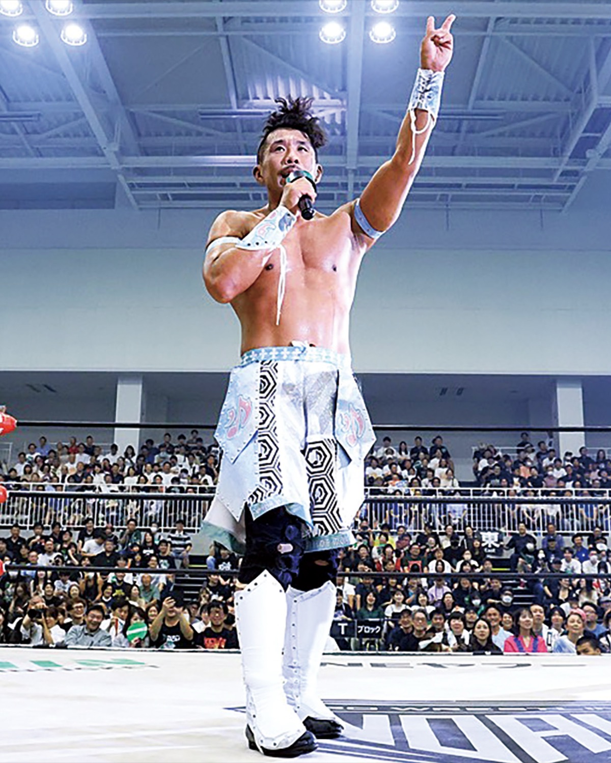 リングで観客にマイクアピールをする大原選手