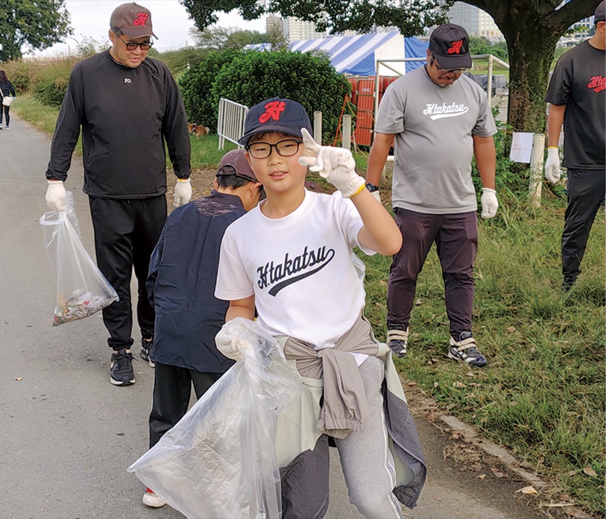 花火大会の翌朝に「ごみ拾い」 (写真2)