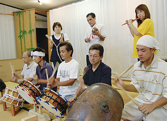 子之神社で練習をする和会のメンバー。前列中央が山口代表