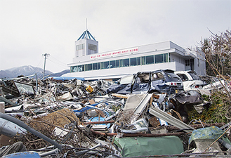 写真展「津波に襲われた町　岩手県大槌町、山田町」で被災地の被害の大きさを伝える