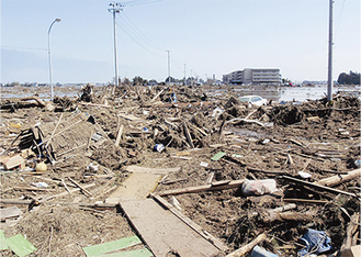 東日本大震災では倒壊した建物や土砂で道路がふさがれた（写真提供：多摩消防署）