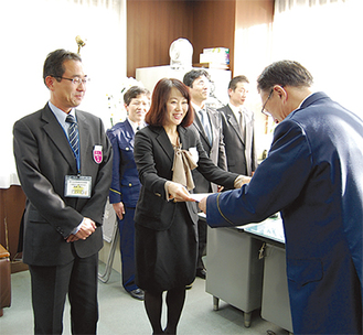三留署長から感謝状を受け取る田中さん（中央）と飯島さん（左）