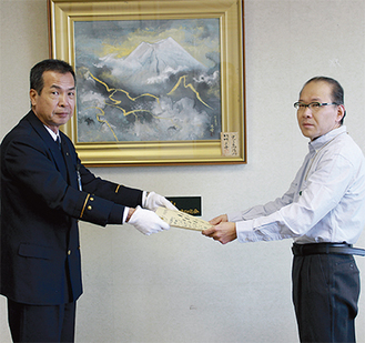 石井署長から表彰状を手渡される飯島さん（右）