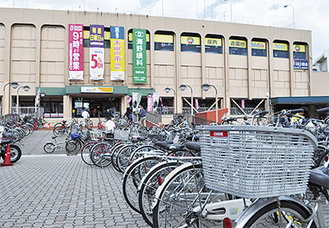 多くの自転車が並ぶ現在のダイエー向ヶ丘店の駐輪スペース