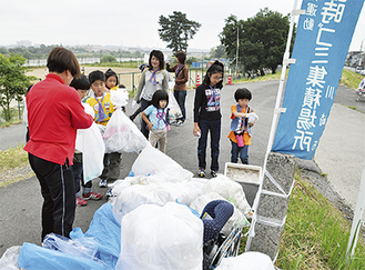 小さな子ども達も大活躍。競うようにゴミを集めた。