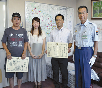 表彰された３人（左から、昭二さん、悦子さん、佐々木さん）と石井署長