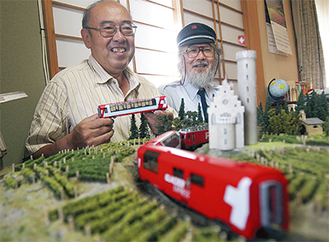 「鉄道の旅の気分を味わって」と二上事務局長（右）と会員の田代さん