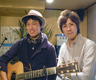 サンドクロックの永田さん（左）と滝田さん（右）８日に宿河原のレストランでライブを行った