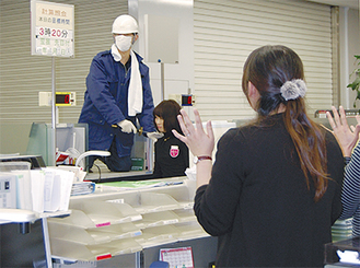 刃物強盗を想定し防犯訓練 多摩署がUFJ登戸店で | 多摩区 ...