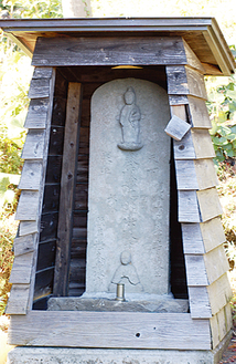 東生田の個人宅の玄関先に佇む巡礼記念碑。地元では「川崎随一のパワースポット」とも。