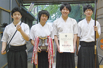 団体戦で県大会初優勝を果たした向の岡工業高校の弓道部のメンバー