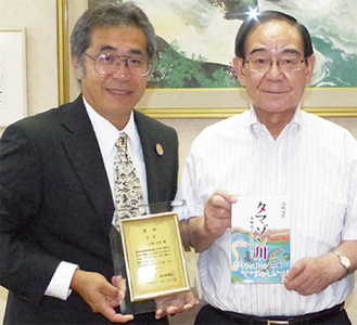 大賞を受賞した山崎さん（左）と阿部市長