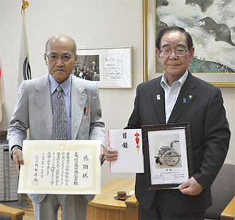 阿部孝夫市長（右）から感謝状を受け取った片山会長（左）