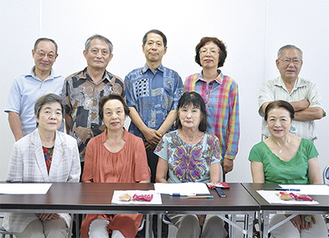 ８月21日の歌会に集まったメンバー（後ろ中央が太田代表）。各作品について意見を出しながら、わきあいあいと楽しんだ