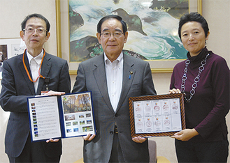 薬袋会長（右）と日本郵便（株）南関東支社の谷川潤一支社長（左）が阿部市長（中央）に贈呈した
