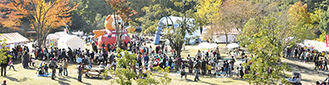 生田緑地の中央広場をメイン会場に様々な催しがあり、各所には長い列ができた