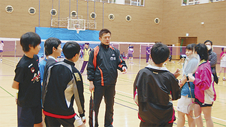 選手やコーチに指導を受ける小中学生