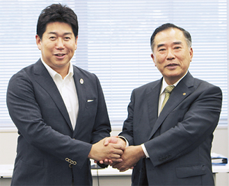 策定案に期待を示す福田市長（左）と山田会頭