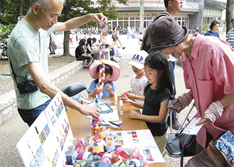 生田緑地のワークショップでは数多くの子どもが色輪っかづくりに参加した
