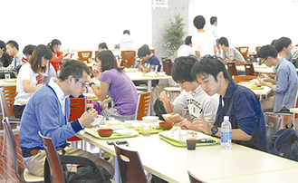 100円朝食を求める学生でにぎわう専修大学の学食（先月26日）
