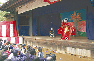国の重要文化財を舞台に見事な歌舞伎が披露された