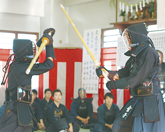 柔道・剣道で各15人の選手が熱戦を繰り広げた