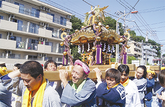 神輿を担ぎ、生田の町を練り歩く人々