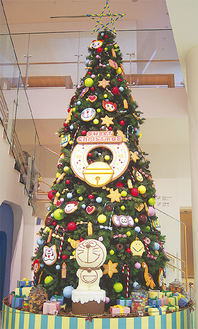 ６メートルの巨大クリスマスツリー(C)Fujiko-Pro