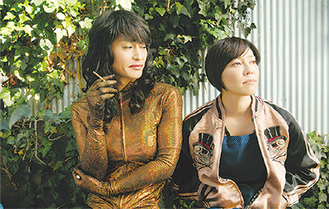 スナックのママを演じる須藤理彩さん（右）©2014「小川町セレナーデ」製作委員会