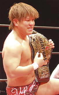 チャンピオンベルトをかける田村選手