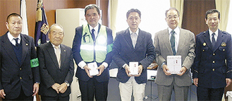 （右２人目から）玉井会長、久保田さん、三平さん