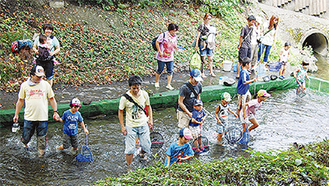 「かわさき水辺の楽校」による水遊びイベント＝二ヶ領用水