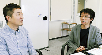 プロジェクトに携わる栗芝准教授（右）と佐藤准教授